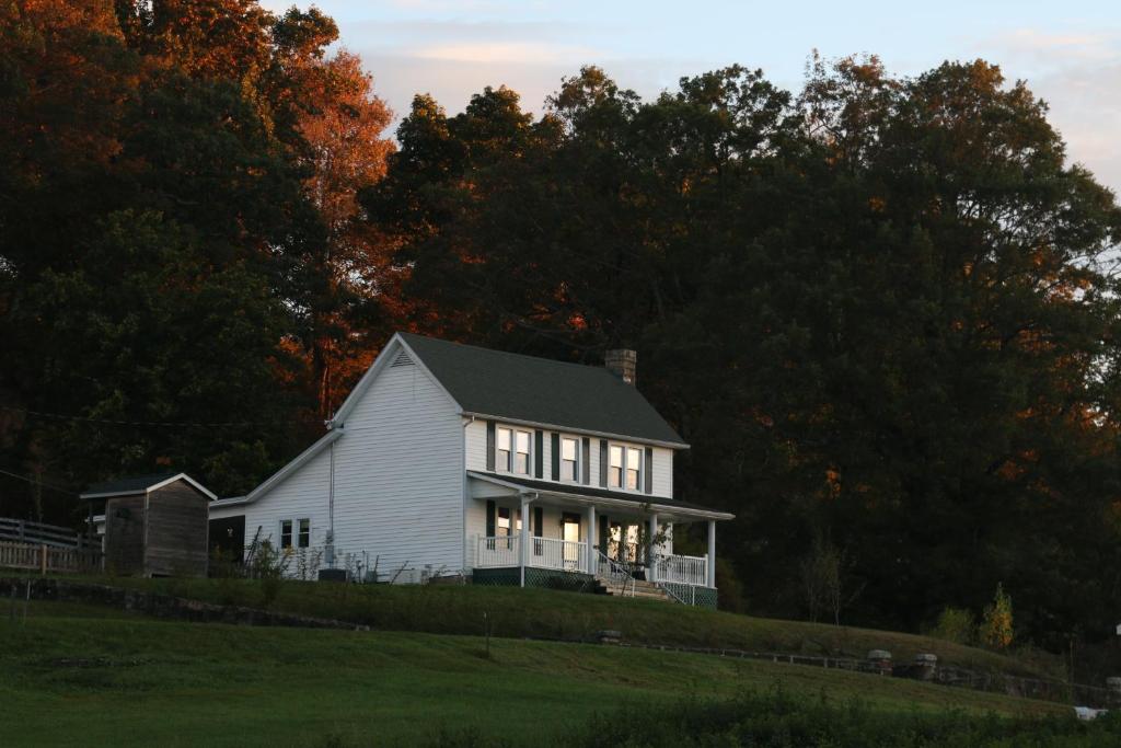 Awesome Flat Top Farmhouse image