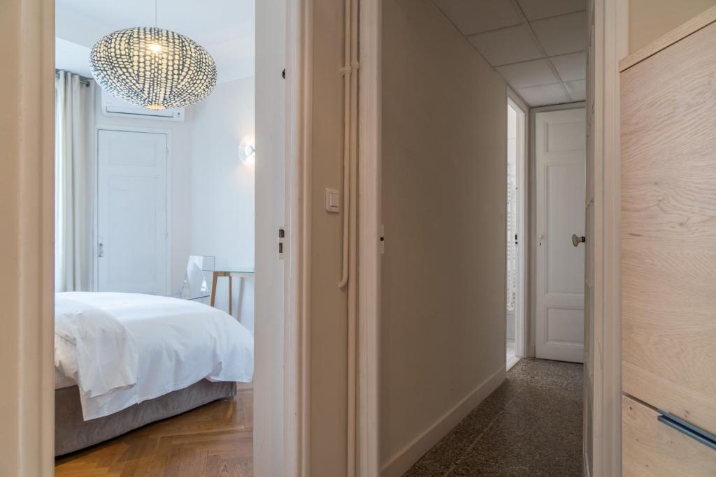 Spacious one bedroom - great location! - Tap to explore photos