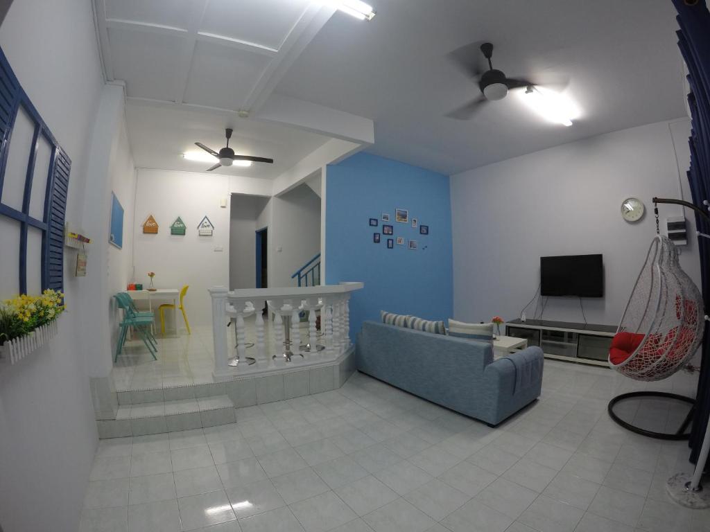 Little Blue House Kemaman Guesthouse photo 1