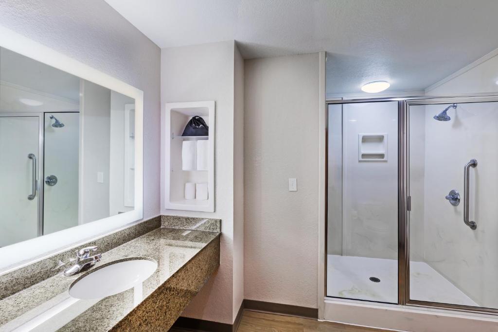 Holiday Inn Express & Suites Tulsa S Broken Arrow Hwy 51, an IHG Hotel photo 4