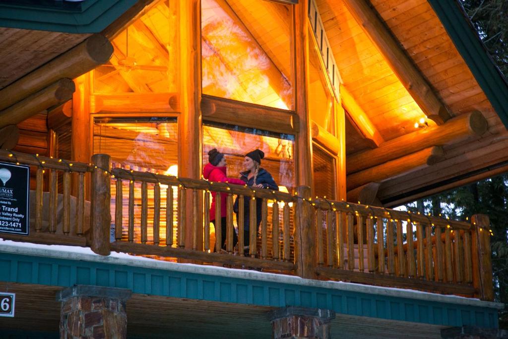 Snow Creek Cabins by Fernie Lodging Co photo 2