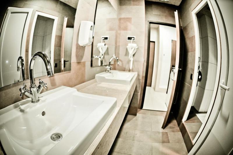 Be Zaragoza Hostel - Tap to explore photos