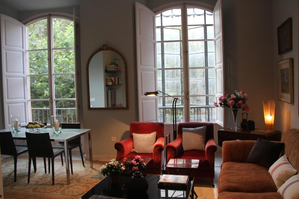 Luxurious 2 bedroom flat in a historic building - Tap to explore photos
