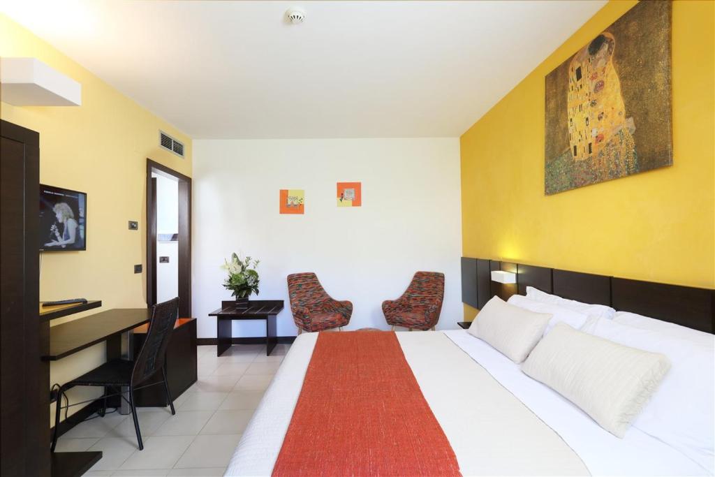 Hotel San Giovanni - Tap to explore photos