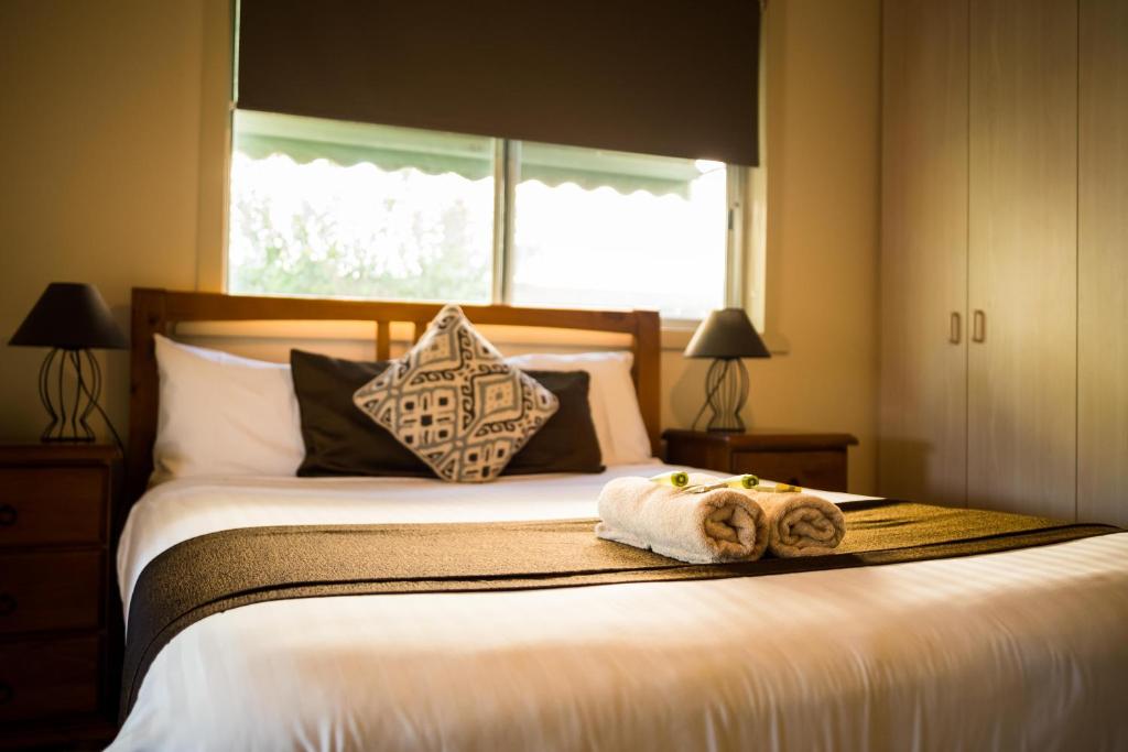 Bidgee Motor Inn - Tap to explore photos