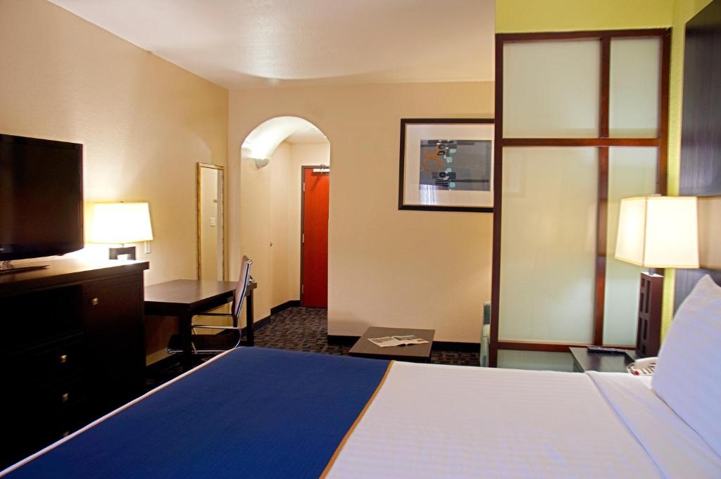 Super 8 by Wyndham Irving/DFW Apt/North photo 3