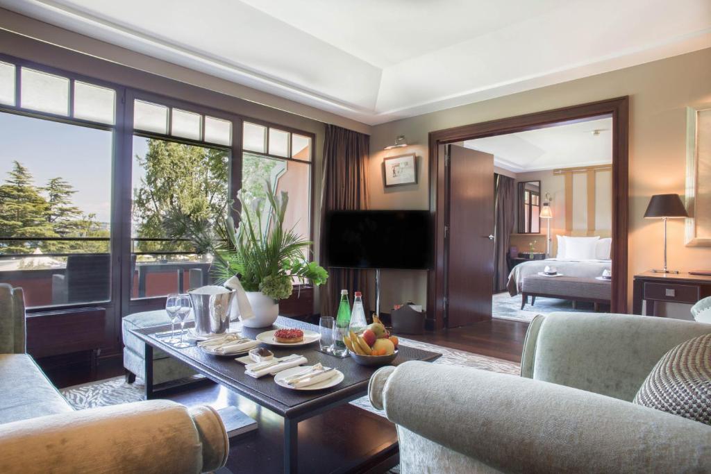 Сьюит (Люкс с видом на озеро, право посещения спа-центра), La Réserve Genève Hotel & Spa