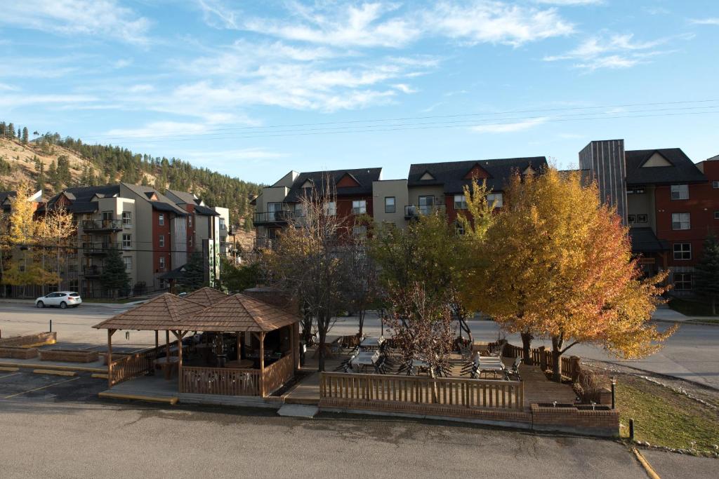 Radium Park Lodge photo 1