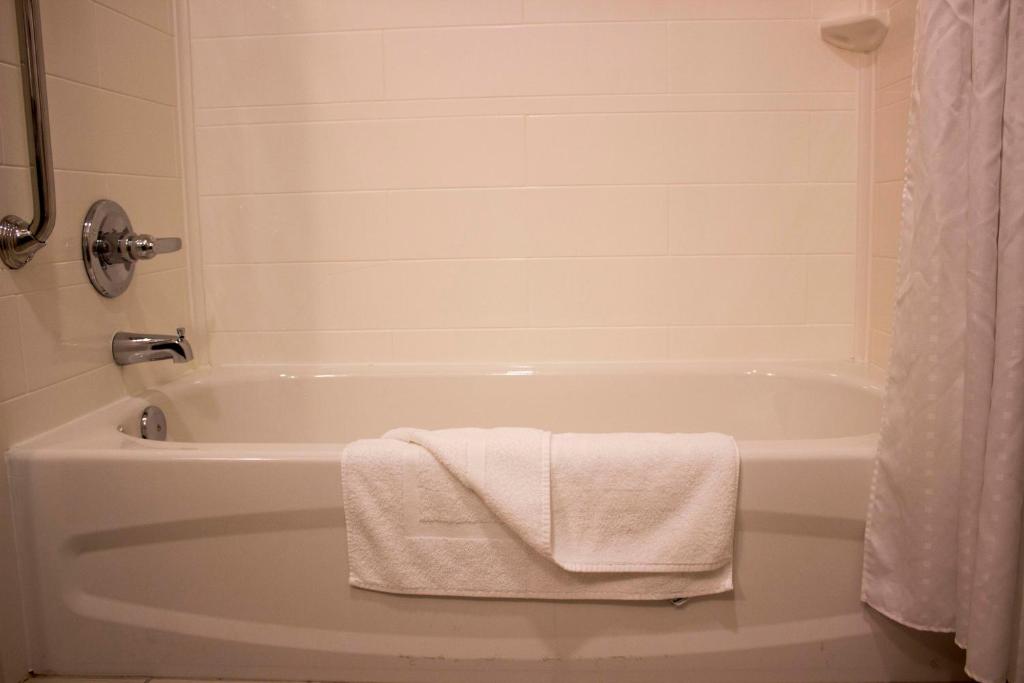 Holiday Inn Express and Suites Tahlequah, an IHG Hotel photo 1