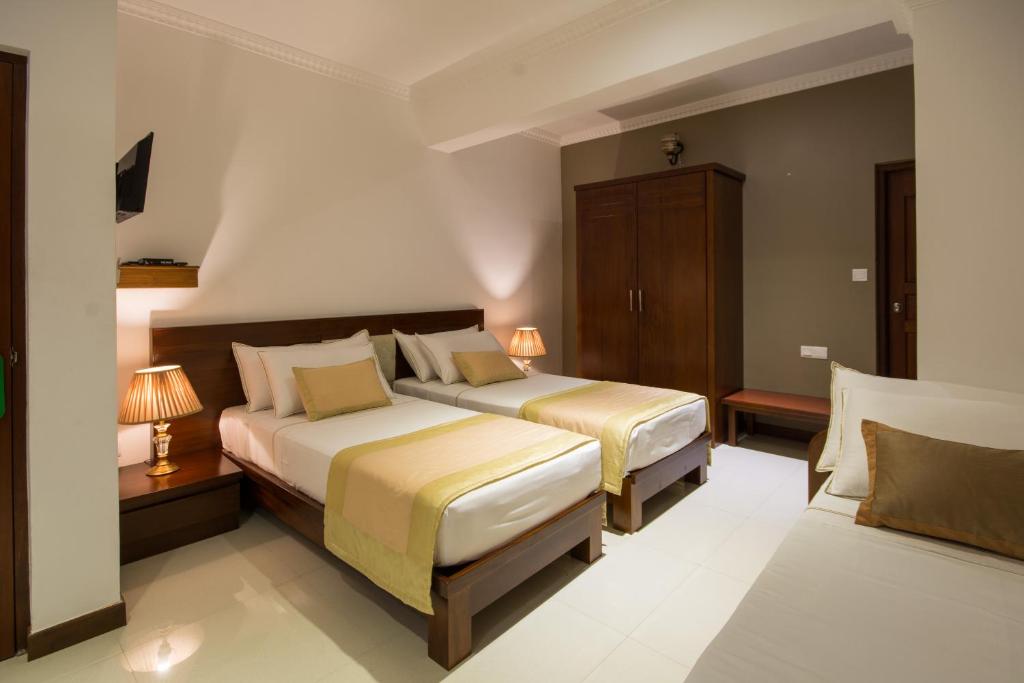 Трехместный (Deluxe Triple Room with Free 24 hours Check in & Check out), Ceyloni Inn