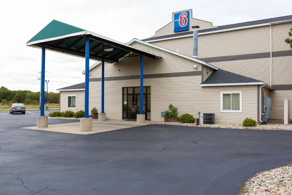 Motel 6 Baraboo, WI - Lake Delton image