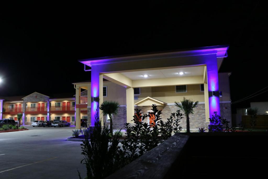 Scottish Inn & Suites - IAH Airport image