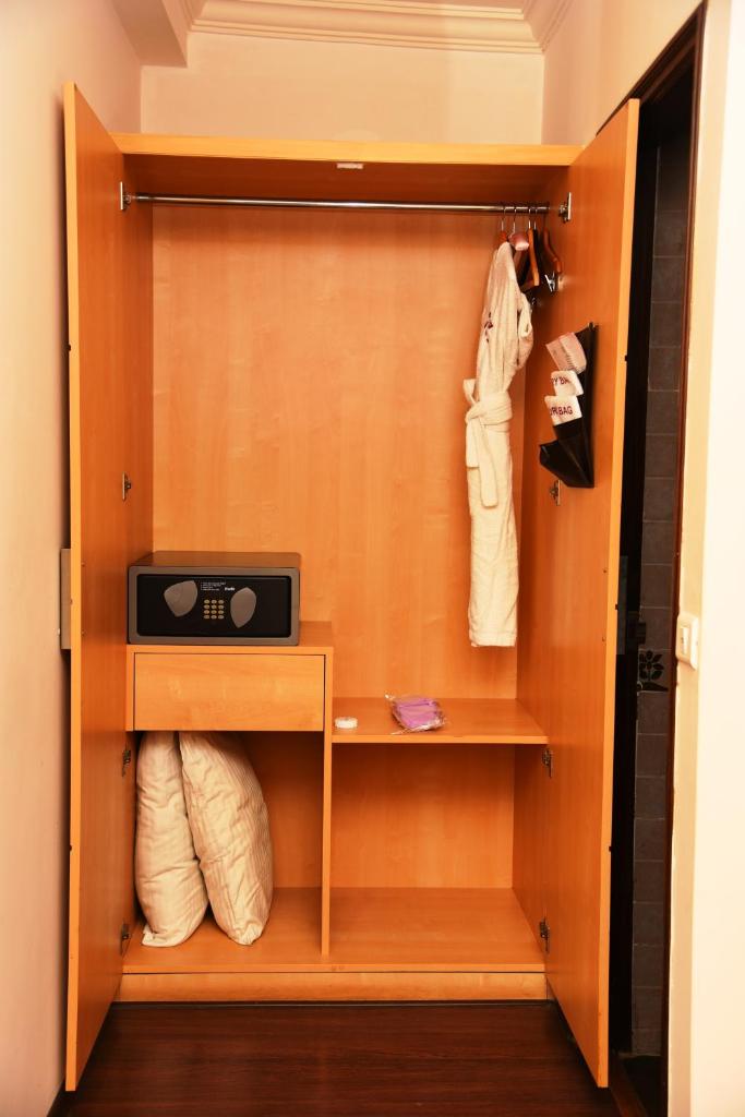 Студио (Люкс-студио), Royal Orchid Suites Whitefield Bangalore
