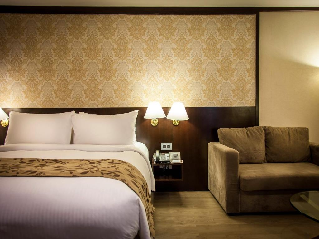 Семейный (Клубный семейный номер), Village Hotel Albert Court by Far East Hospitality
