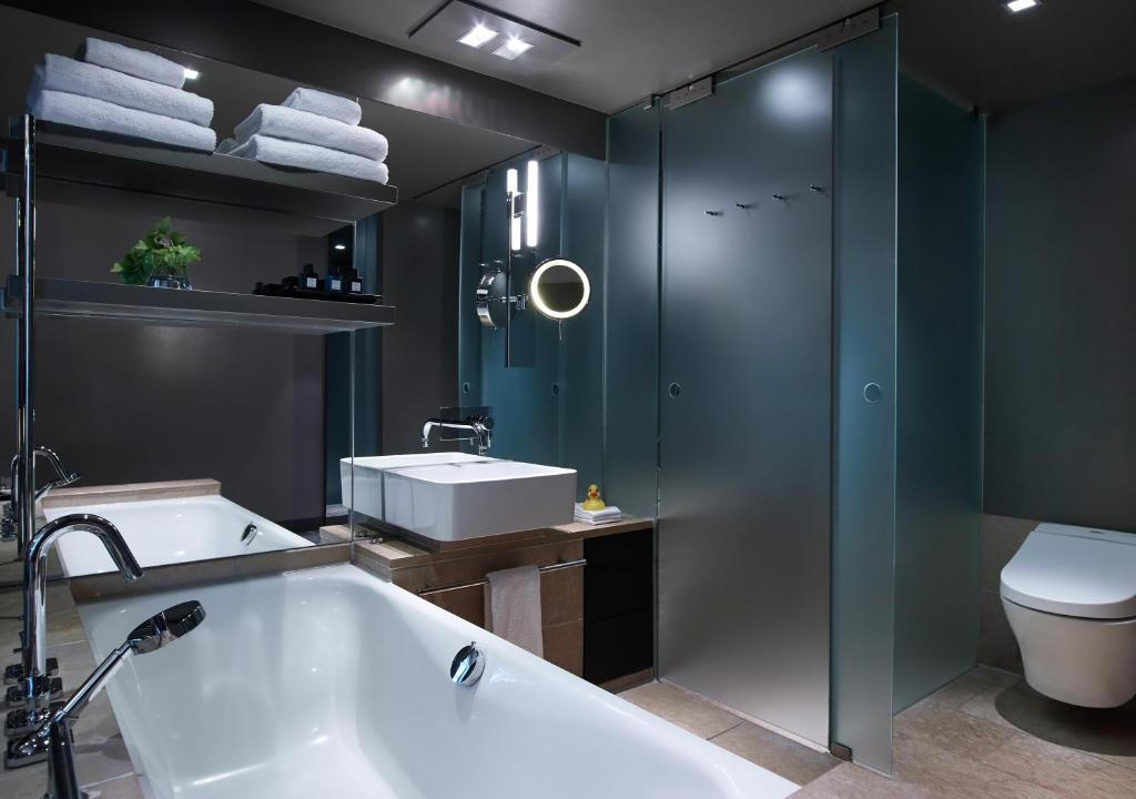 Сьюит (Представительский полулюкс - Угловой люкс), Sofitel Munich Bayerpost