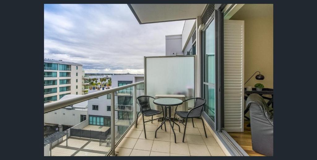 Waterfront (Yarra St) by Gold Star Stays photo 2