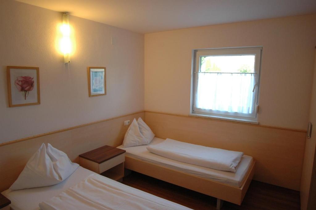 Двухместный (Двухместный номер с 2 отдельными кроватями), Pension Weber with private parking