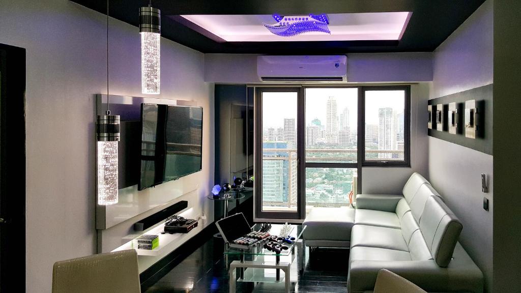 Modern Luxury Lower Penthouse Unit