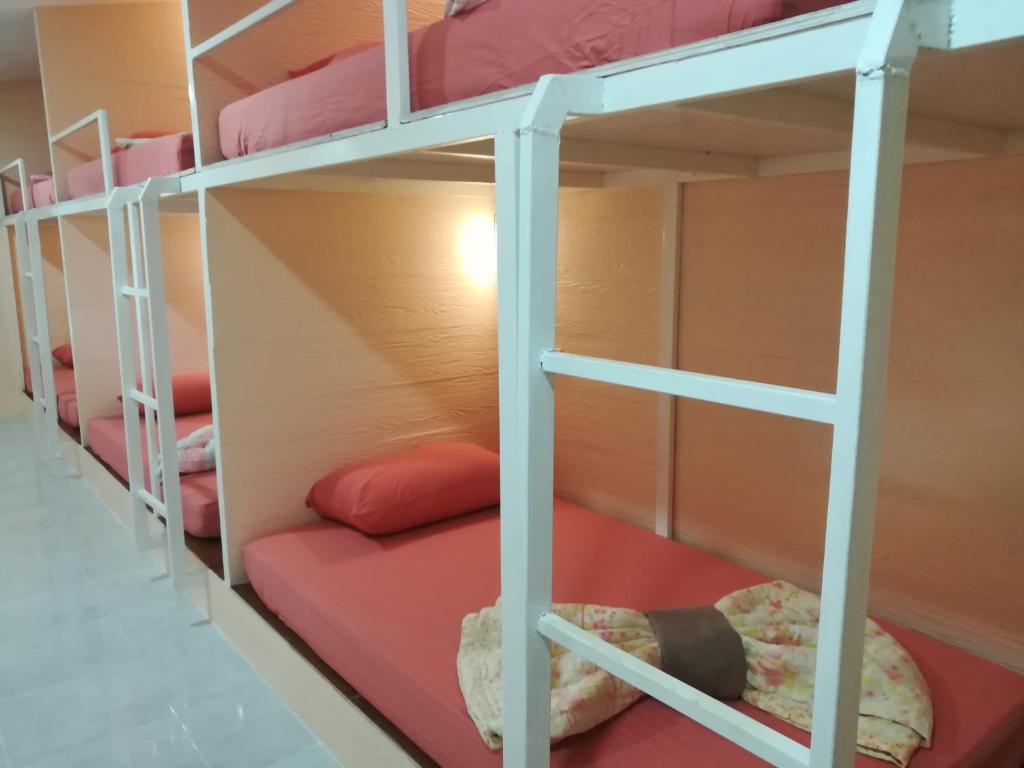 Номер (Кровать в общем 6-местном номере для мужчин и женщин), Koh Mook Hostel