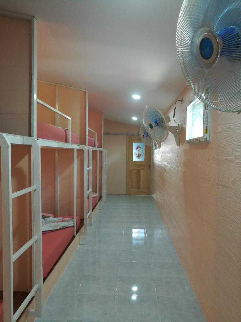 Номер (Кровать в общем 6-местном номере для мужчин и женщин), Koh Mook Hostel