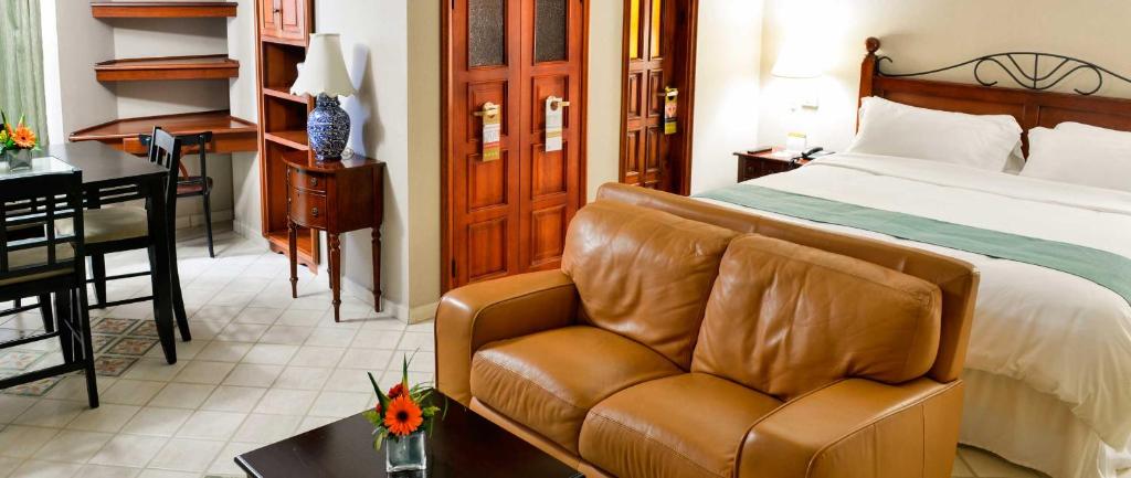 Hotel Plaza Del Libertador - Tap to explore photos