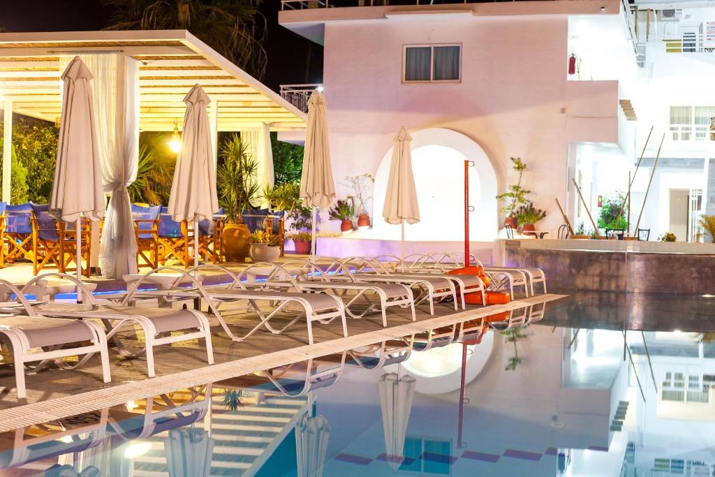 Tinas Plus Hotel photo 4