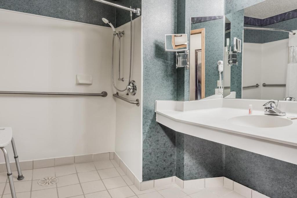 Baymont by Wyndham Mequon Milwaukee Area - Tap to explore photos