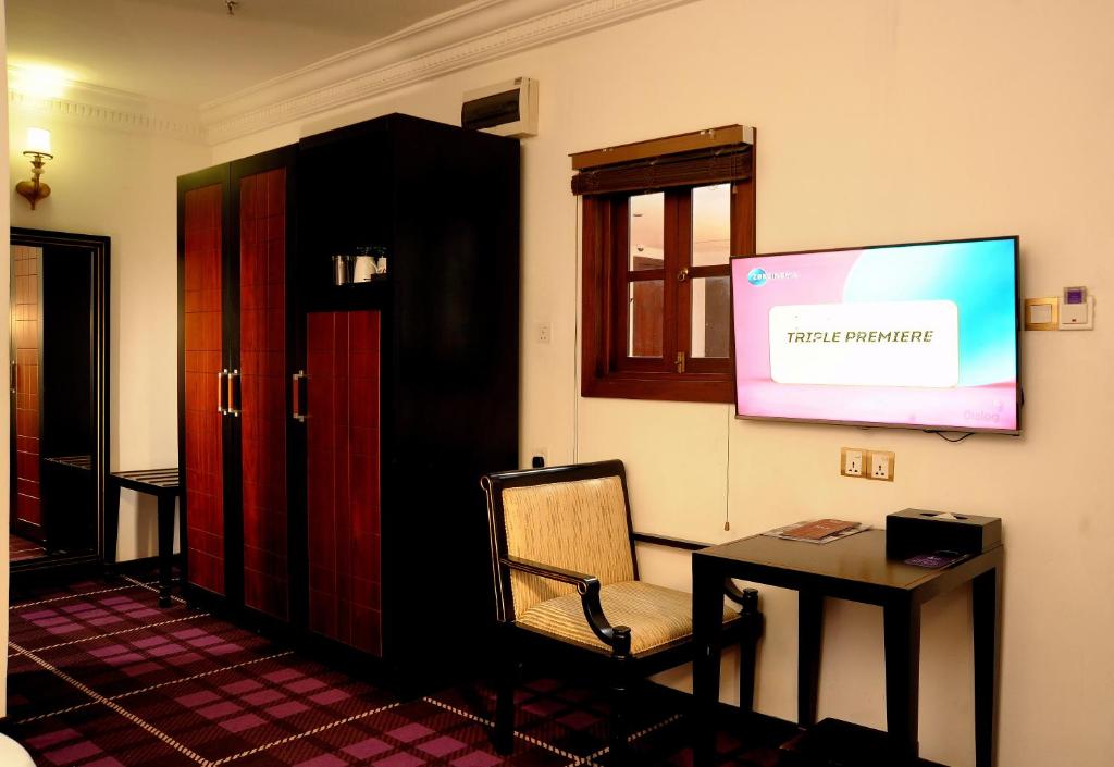 Трехместный (Deluxe Room: Buy one get 1 free for selected beverages (valid all day) & 15% Off Food purchased from & Co Pub and Restaurant), The Steuart by Citrus