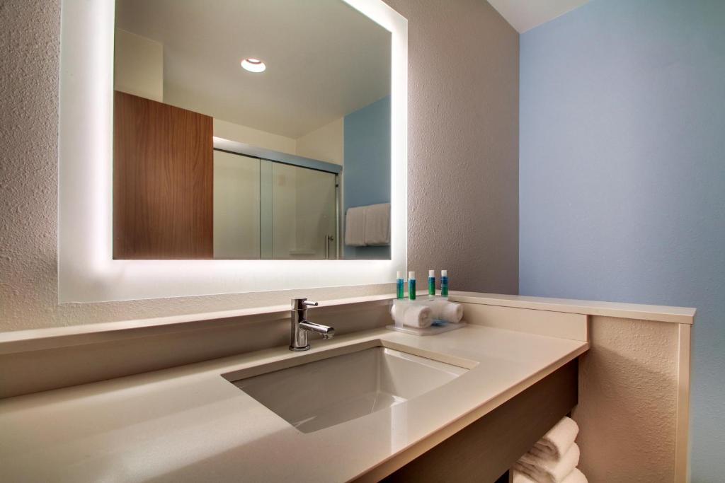 Holiday Inn Express & Suites - Summerville, an IHG Hotel photo 2