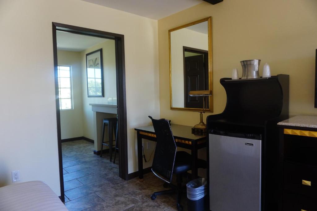 Двухместный (Двухместный номер Делюкс с 1 кроватью), Tuscan Garden Inn