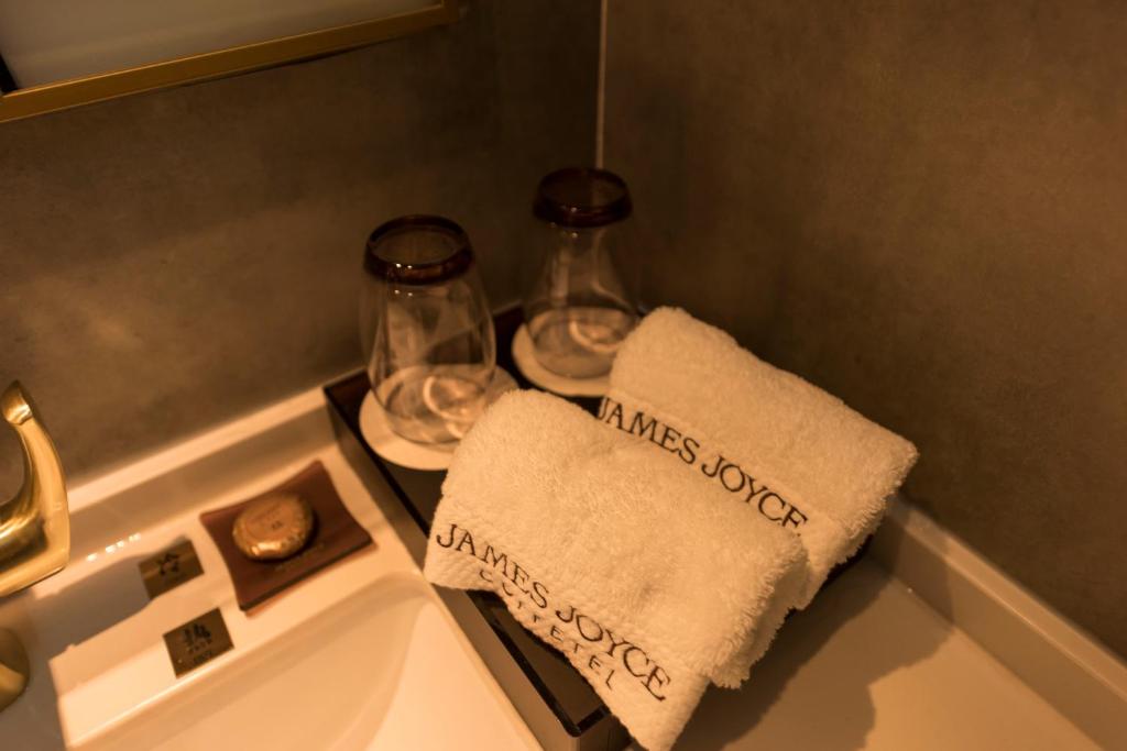 Двухместный (Улучшенный двухместный номер с 1 кроватью), James Joyce Coffetel Beijing Gulou street, Nanluoguxiang