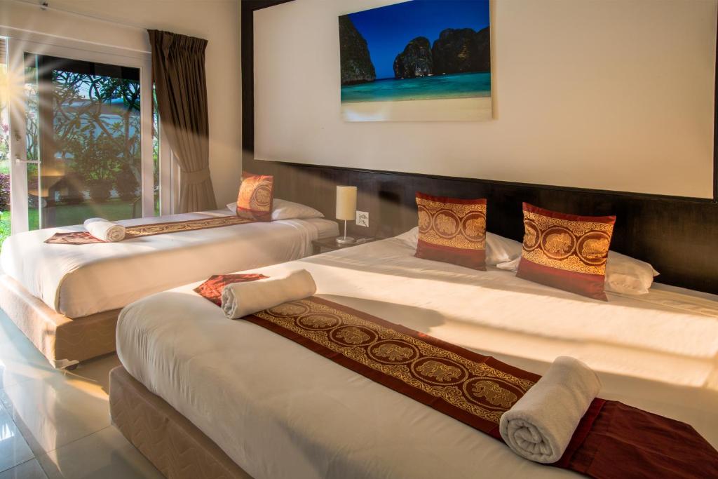 Трехместный (Улучшенный трехместный номер), Phuket Airport Hotel