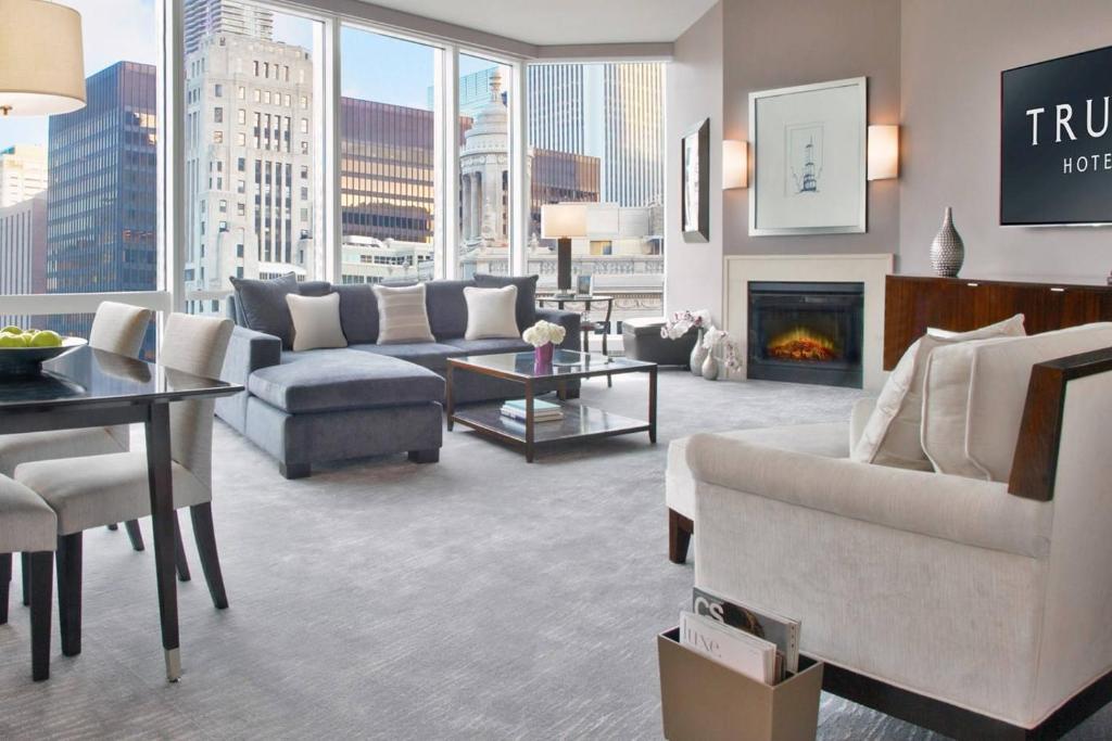 Сьюит (Люкс «Премьер» с 2 спальнями и видом на озеро), Trump International Hotel & Tower Chicago