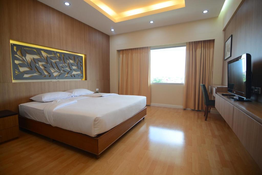 Двухместный (Двухместный номер «Гранд» Делюкс с 1 кроватью), Charoen Hotel