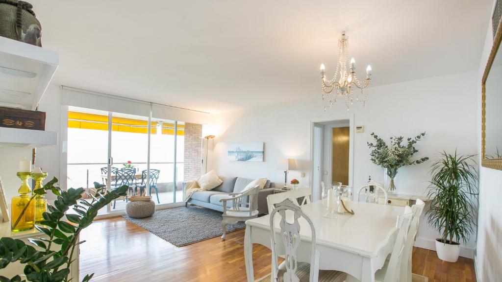 GAVA 2 BEACHFRONT PENTHOUSE - Tap to explore photos