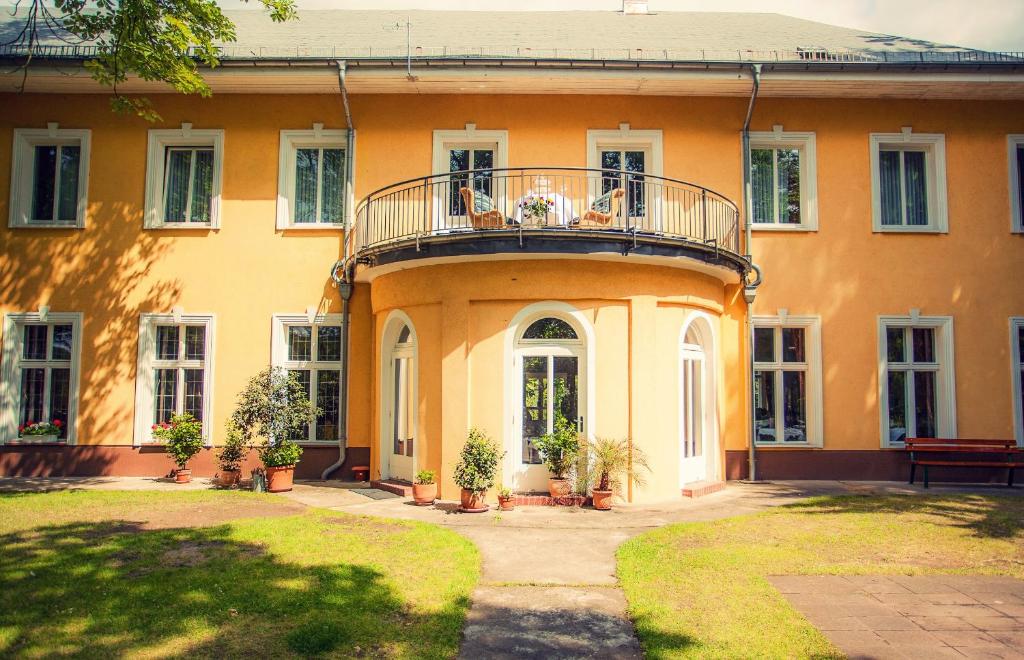 Waldsee Hotel am Wirchensee - Tap to explore photos