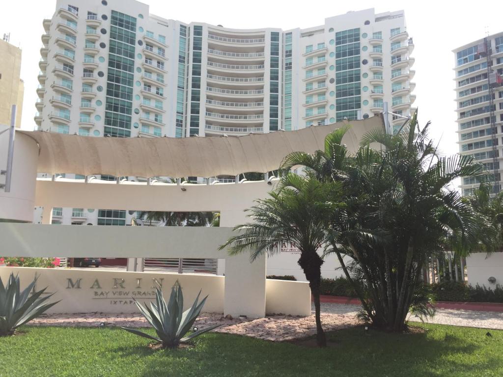 Bay View Grand Marina 203 - Sur photo 1