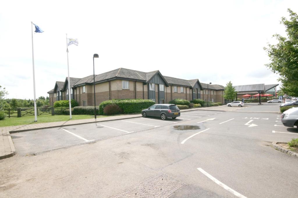 Days Inn by Wyndham Peterborough - Tap to explore photos
