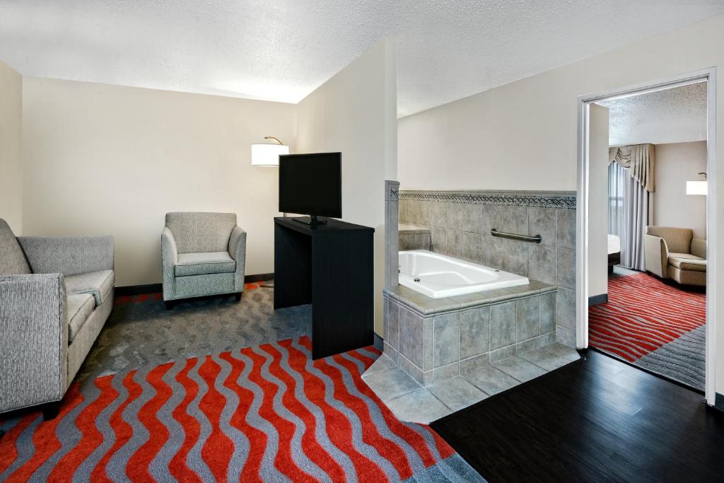 Holiday Inn & Suites College Station-Aggieland, an IHG Hotel photo 3