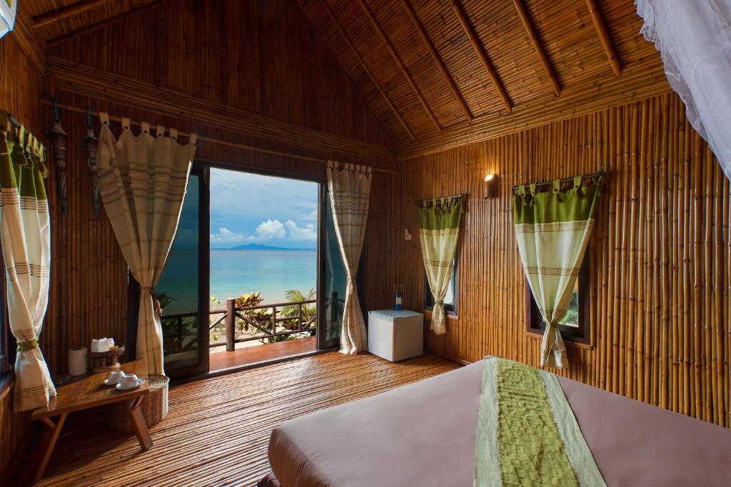 Номер (Бунгало из бамбука на пляже), Курортный отель Phiphi Rantee Cliff