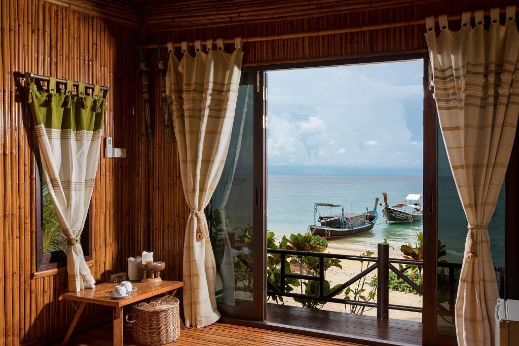 Номер (Бунгало из бамбука на пляже), Курортный отель Phiphi Rantee Cliff
