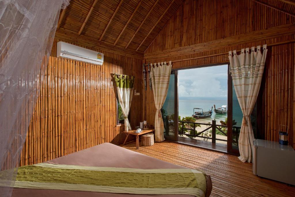 Номер (Бунгало из бамбука на пляже), Курортный отель Phiphi Rantee Cliff