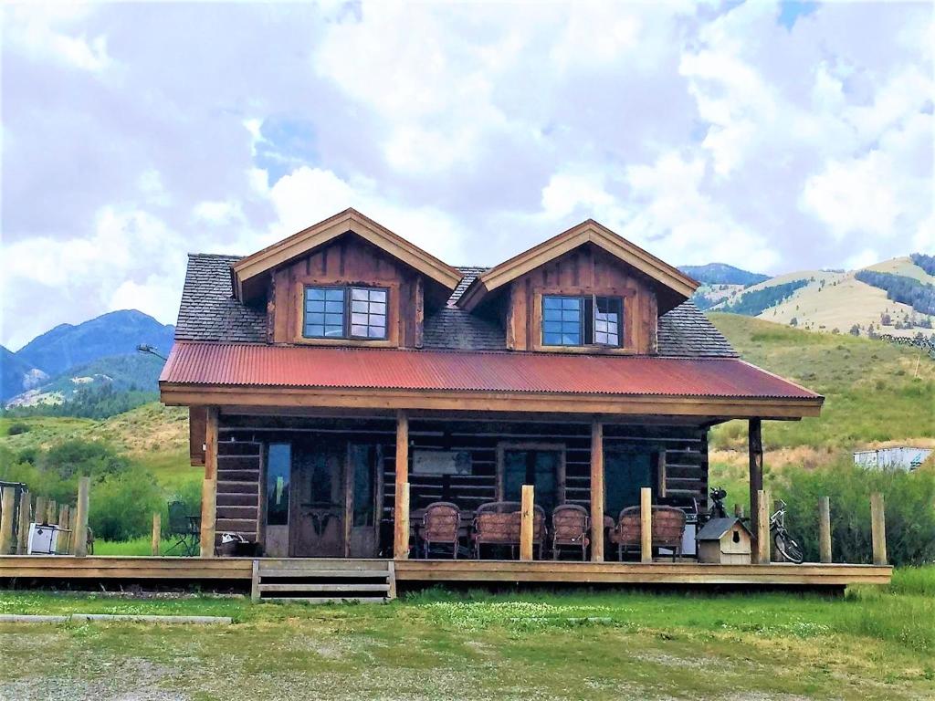 Schoolhouse Cabin image