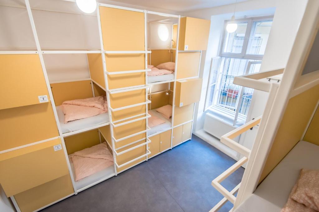 Четырехместный (Номер с 6 кроватями и отдельной ванной комнатой), Avenue Hostel