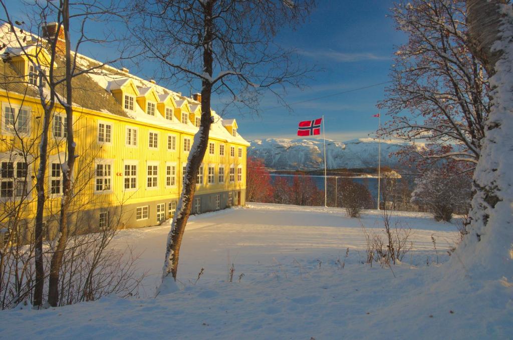 Solhov, Castle of the Lyngen Alps photo 1