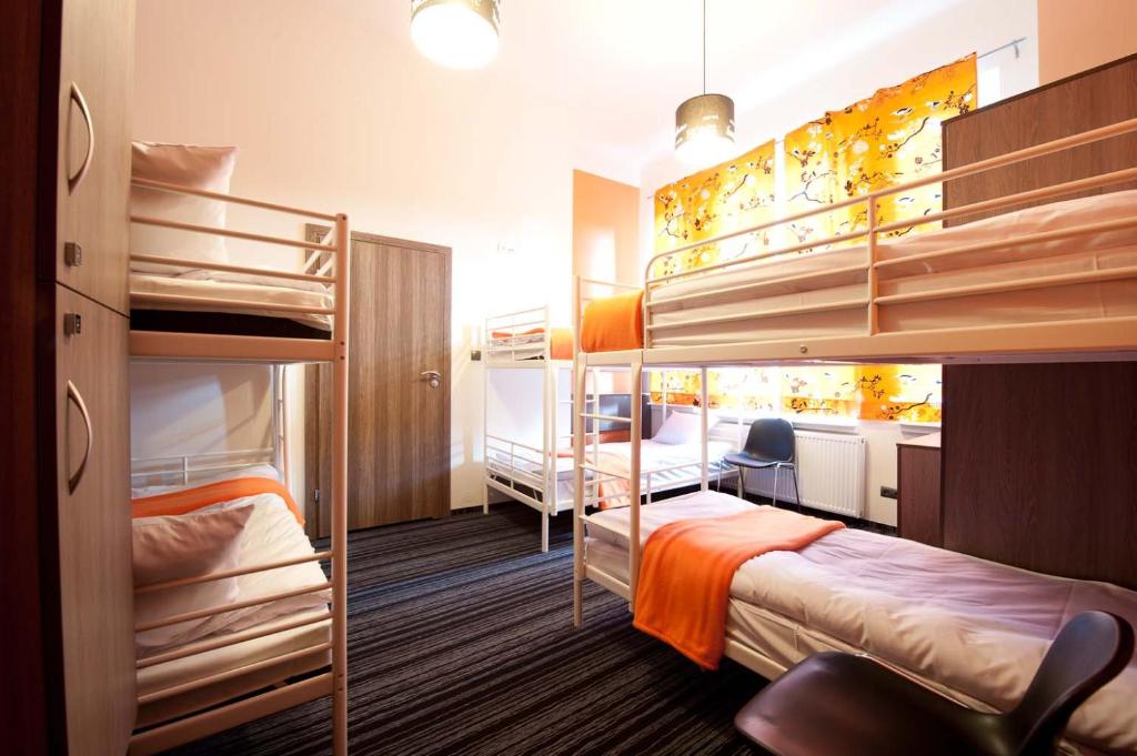 Номер (Номер эконом-класса с 6 кроватями и собственной ванной комнатой), Planet Hostel