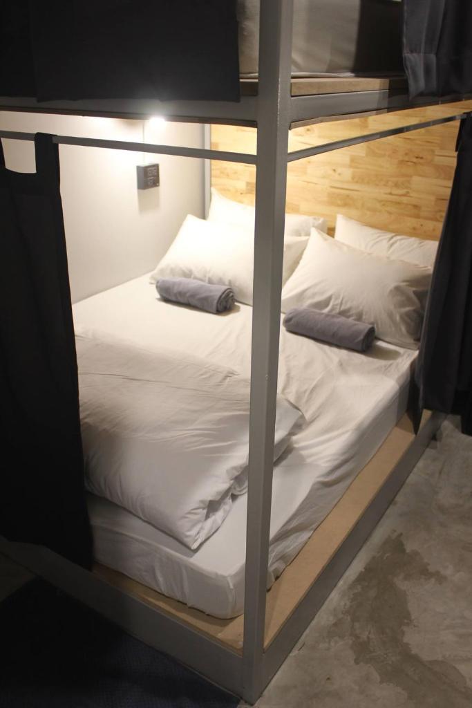 Четырехместный (Economy Quadruple Room with Shared Bathroom (No Window)), Ekanek Hostel