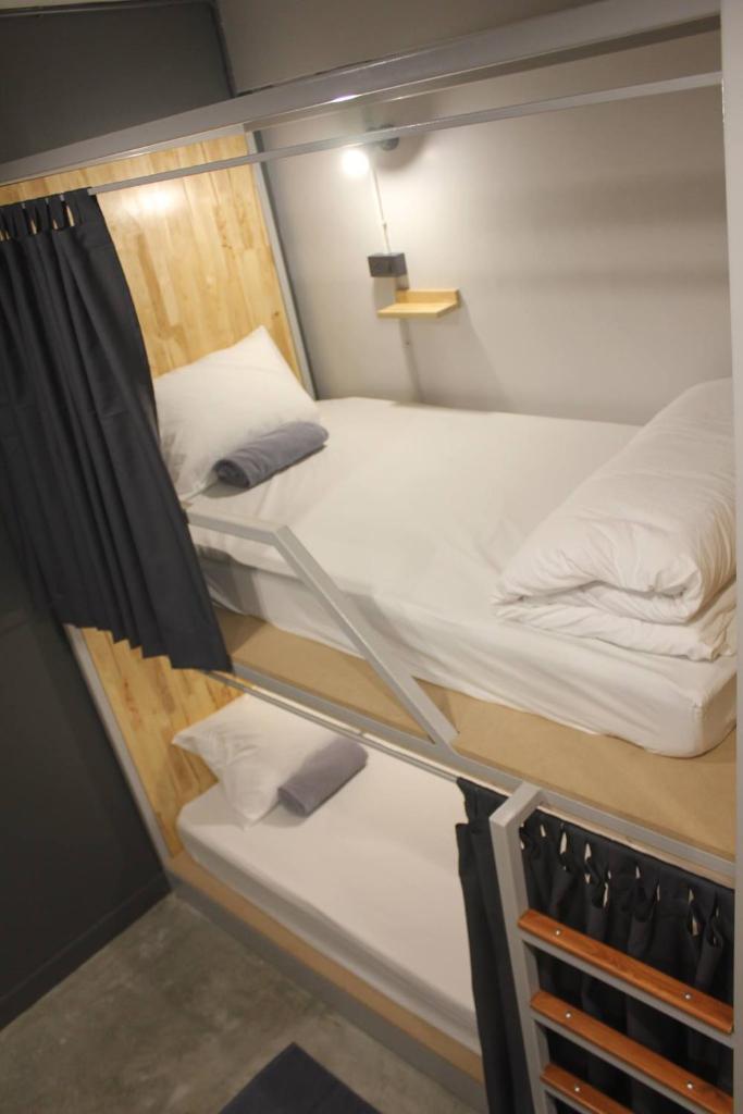 Четырехместный (Economy Quadruple Room with Shared Bathroom (No Window)), Ekanek Hostel