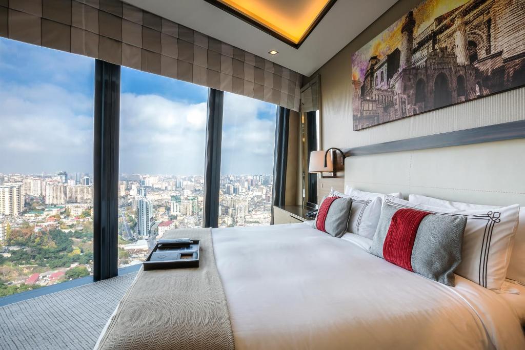 Сьюит (Фирменный люкс «Фэйрмонт Голд» с видом на город), Отель Fairmont Baku