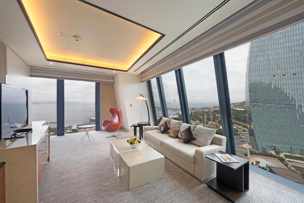 Сьюит (Люкс «Фэйрмонт Голд» с 1 спальней и видом на море), Отель Fairmont Baku
